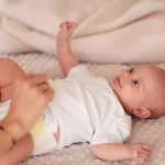 Faut il changer la couche de bébé la nuit ?