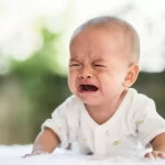 bébé pleure de fatigue mais ne veut pas dormir