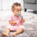 a quel age bebe remet sa tetine seul