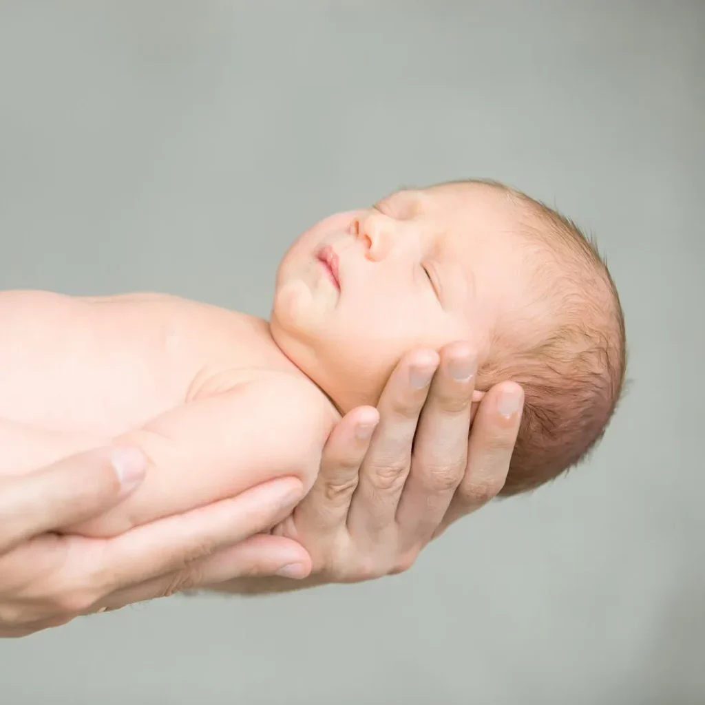 Toucher la nuque de bébé 