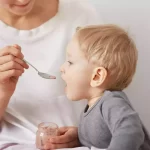 à quel âge donner des yaourts normaux à bébé