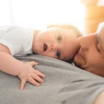 Bébé dort sur moi