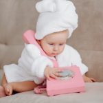Faut-il couvrir la tête de bébé à la naissance ?