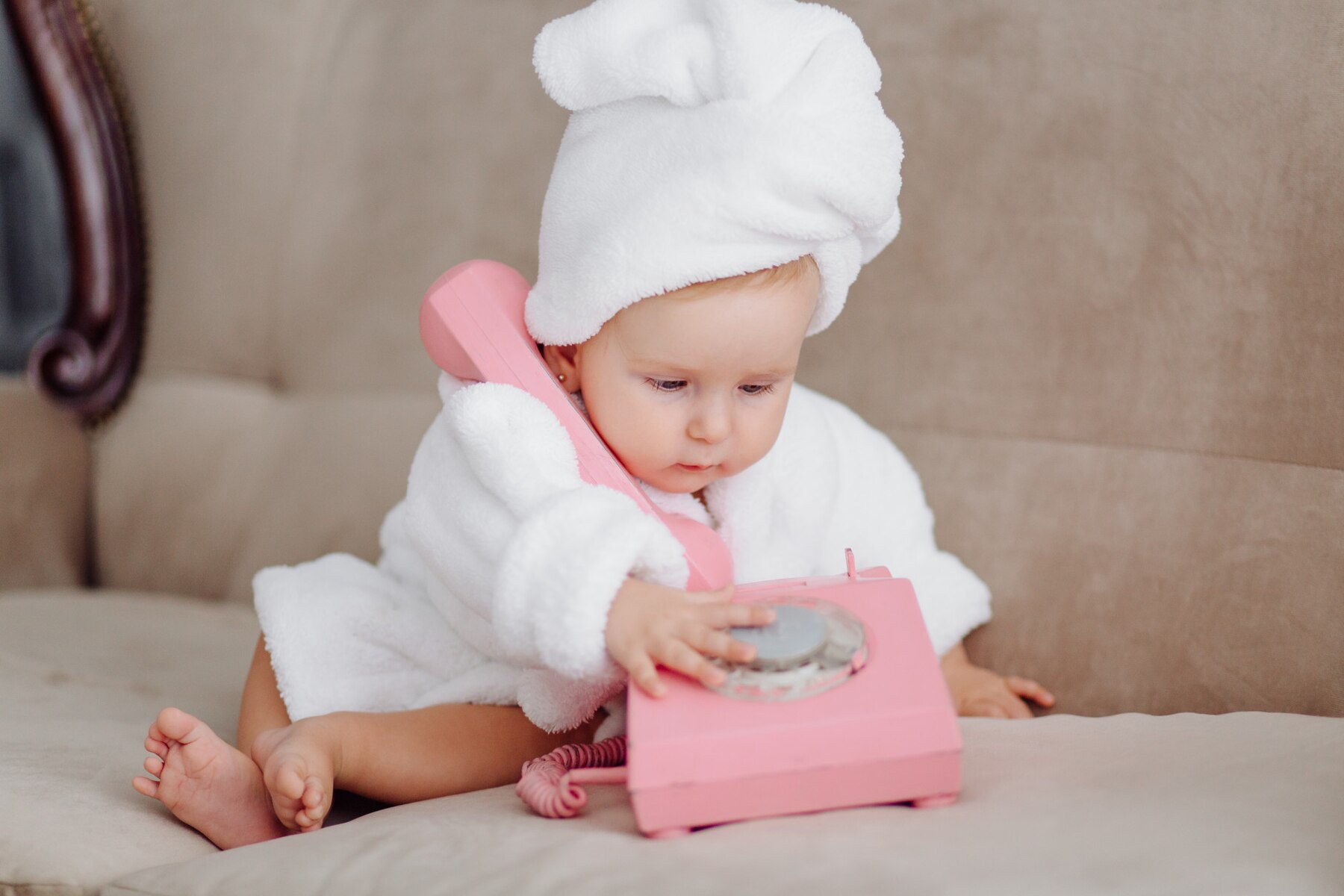 Faut-il couvrir la tête de bébé à la naissance ?