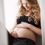 bébé appuie sur le col signe d'accouchement