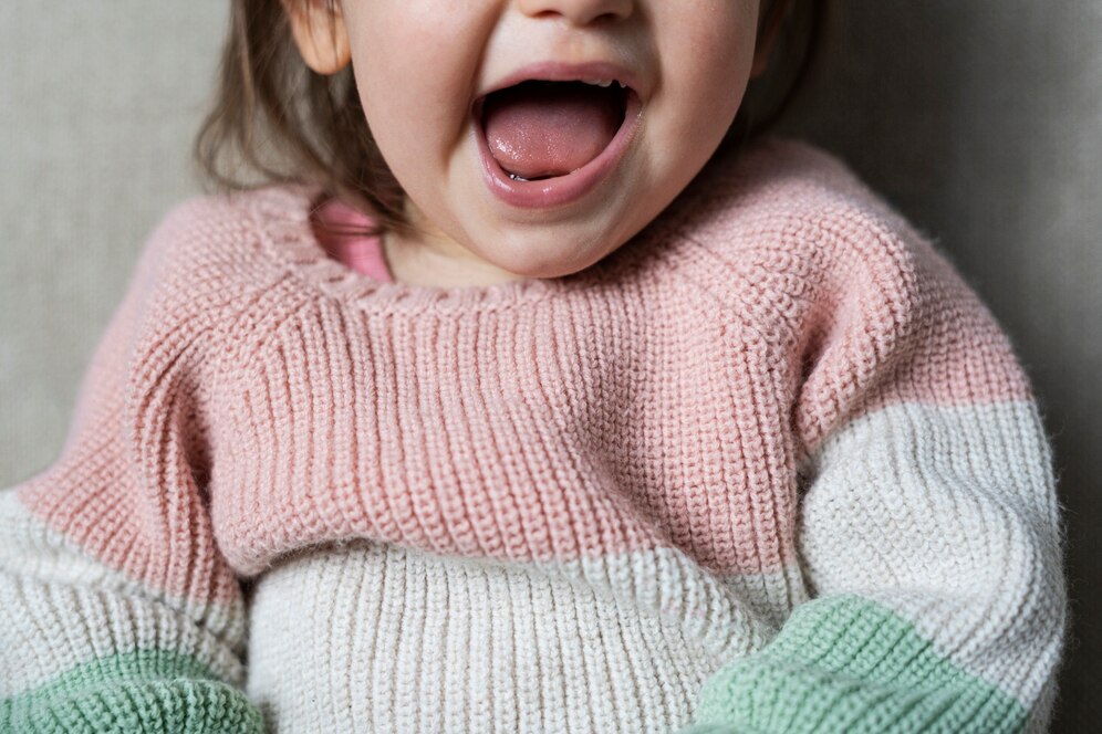 bébé claque langue