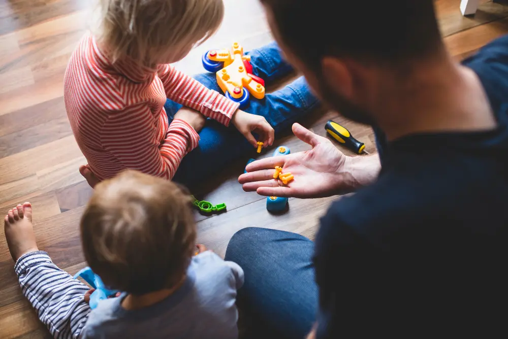 père qui joue avec ses enfants